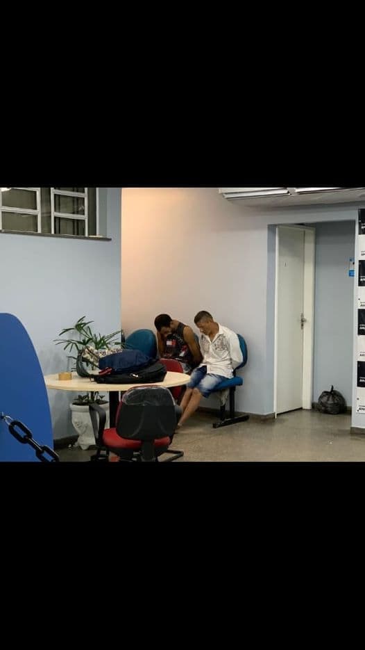 Trio assalta coletivo executivo com peixeira