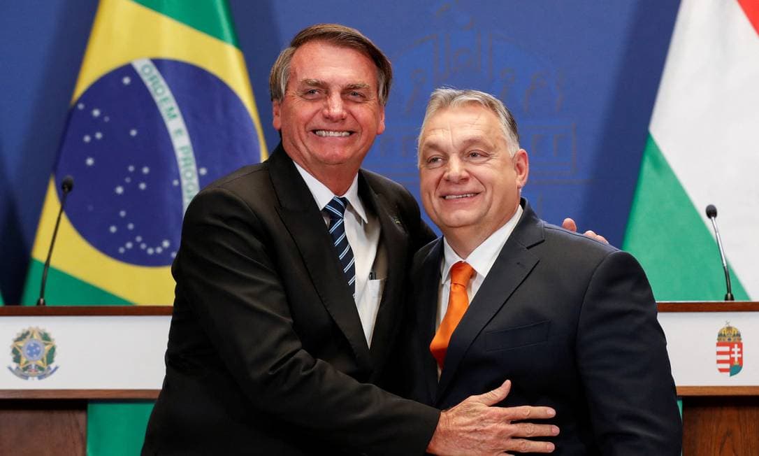 Bolsonaro chega à Hungria e chama primeiro-ministro Orbán de “irmão”