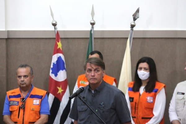 Bolsonaro visita áreas destruídas pelas enchentes em São Paulo