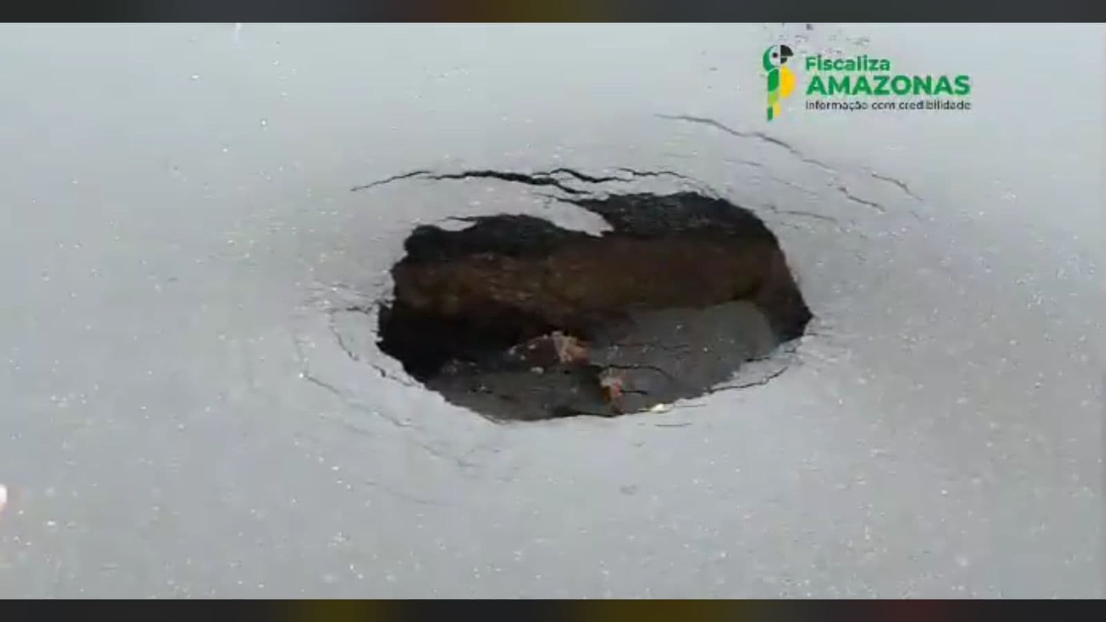 Cratera aparece no meio da Torquato tapajós nesta quarta-feira(02)