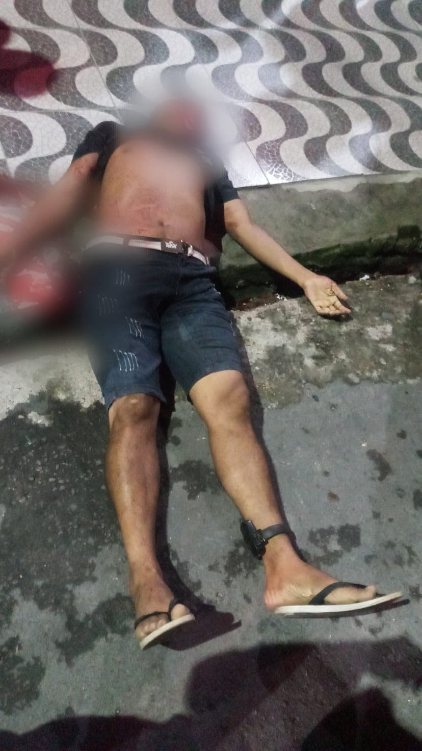 Homem é executado e uma mulher é atingida na cabeça por balas perdidas