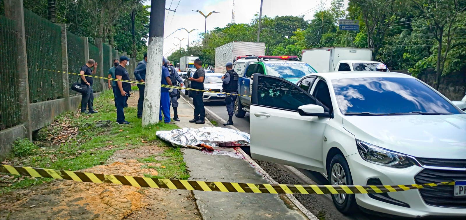 IMAGENS FORTES: Homem é executado a tiros dentro do carro na avenida Rodrigo Otávio