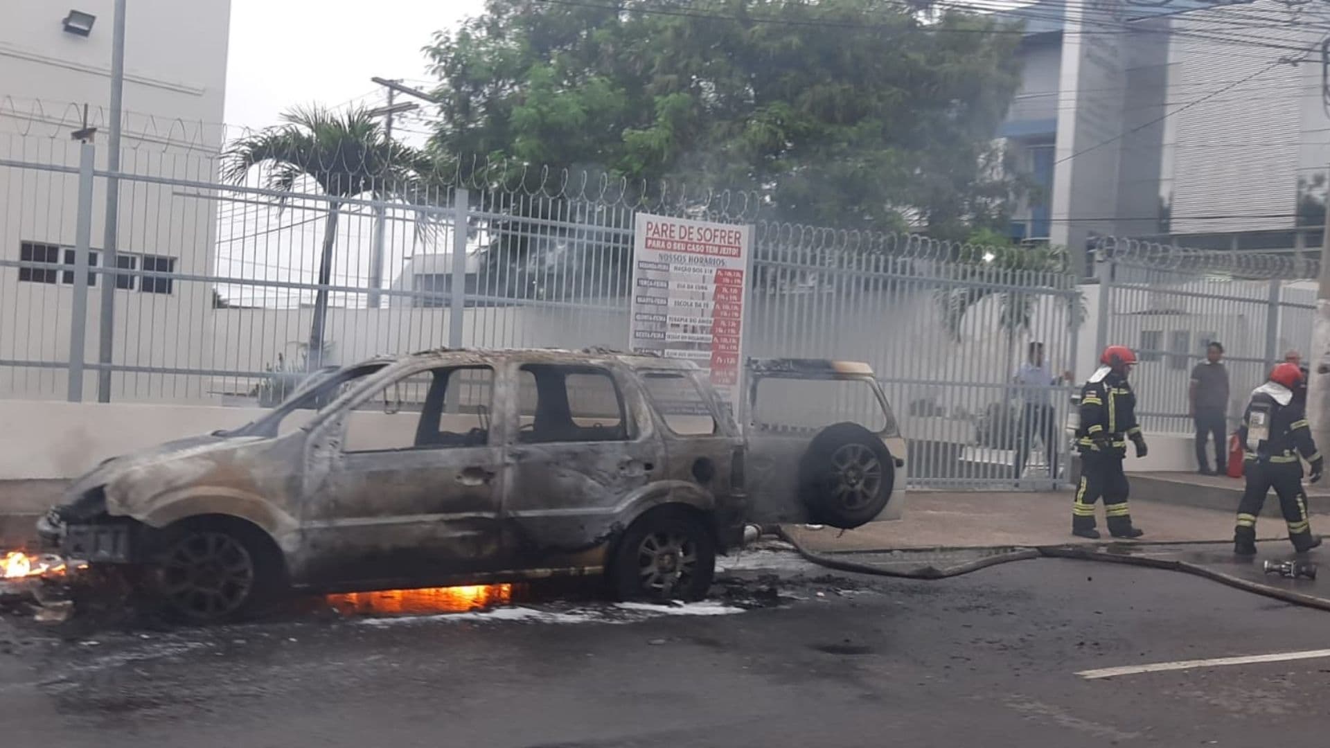 VÍDEO: carro fica totalmente destruído após pegar fogo no Parque 10