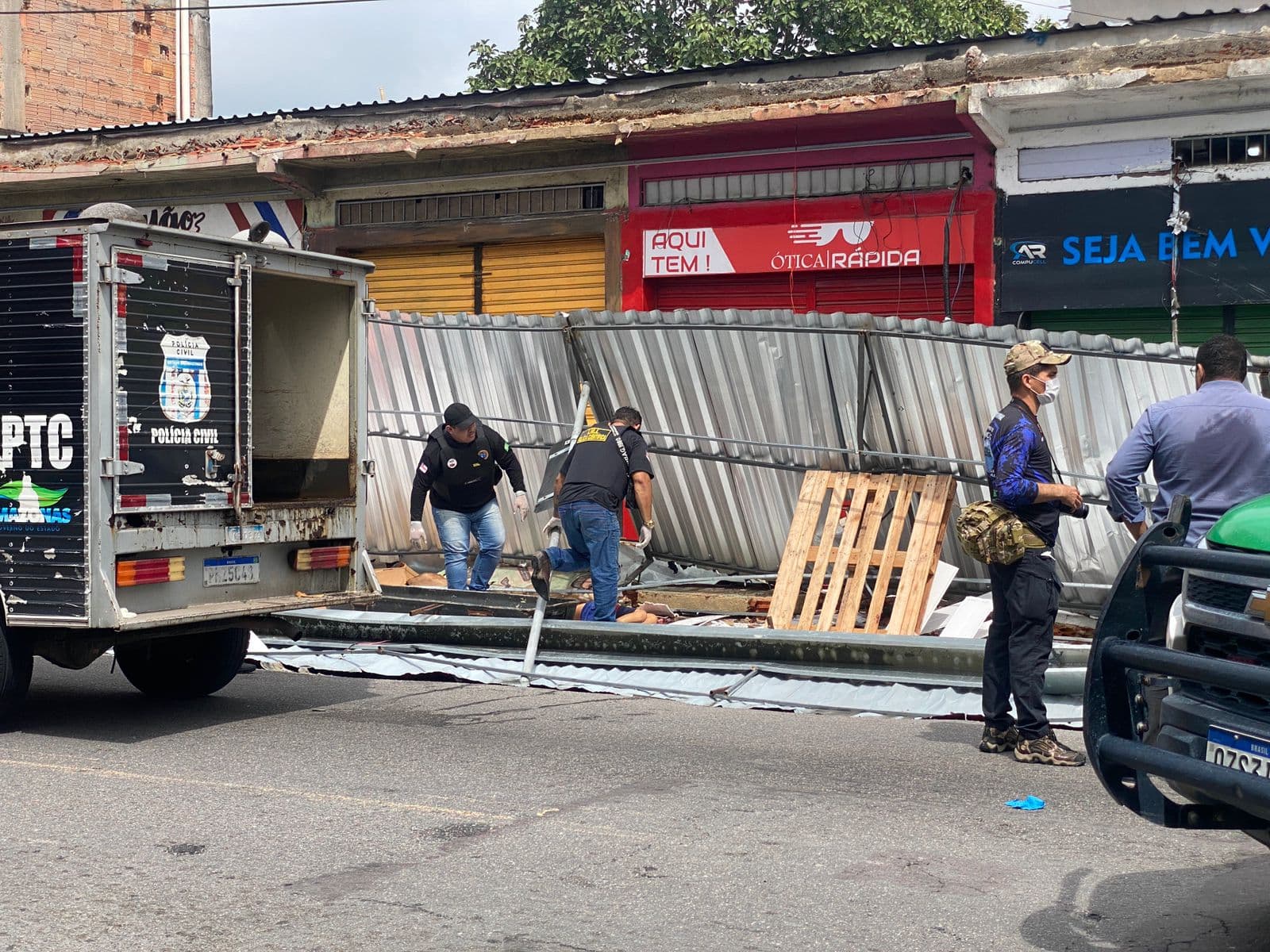 Atingindo na cabeça, criança morre após marquise desabar no Jorge Teixeira