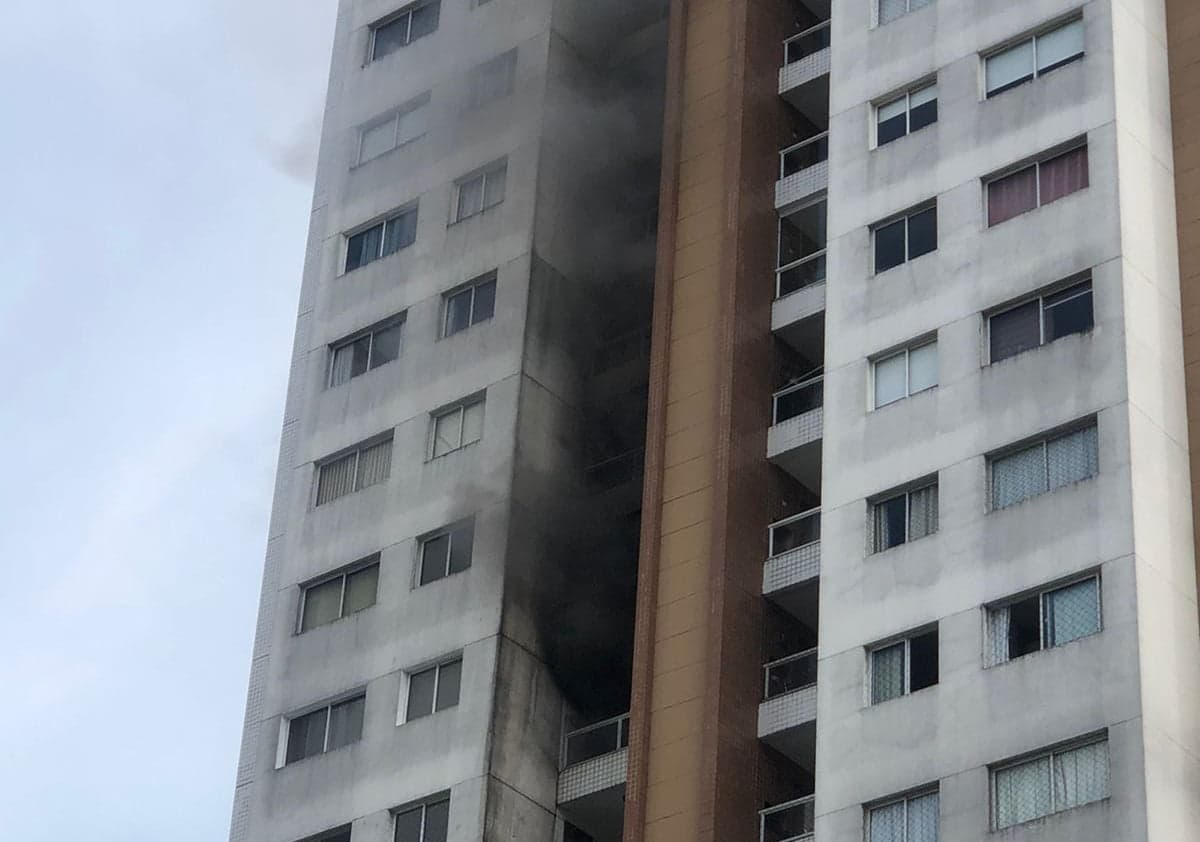VÍDEO: Incêndio atinge apartamento em condomínio na avenida Efigênio Sales