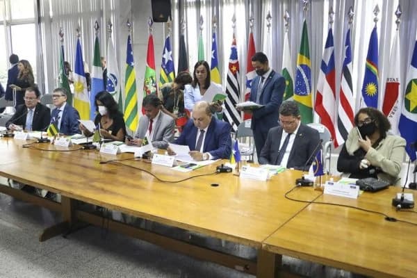 Governadores congelam ICMS por mais 3 meses e vão ao STF contra mudança no IPI