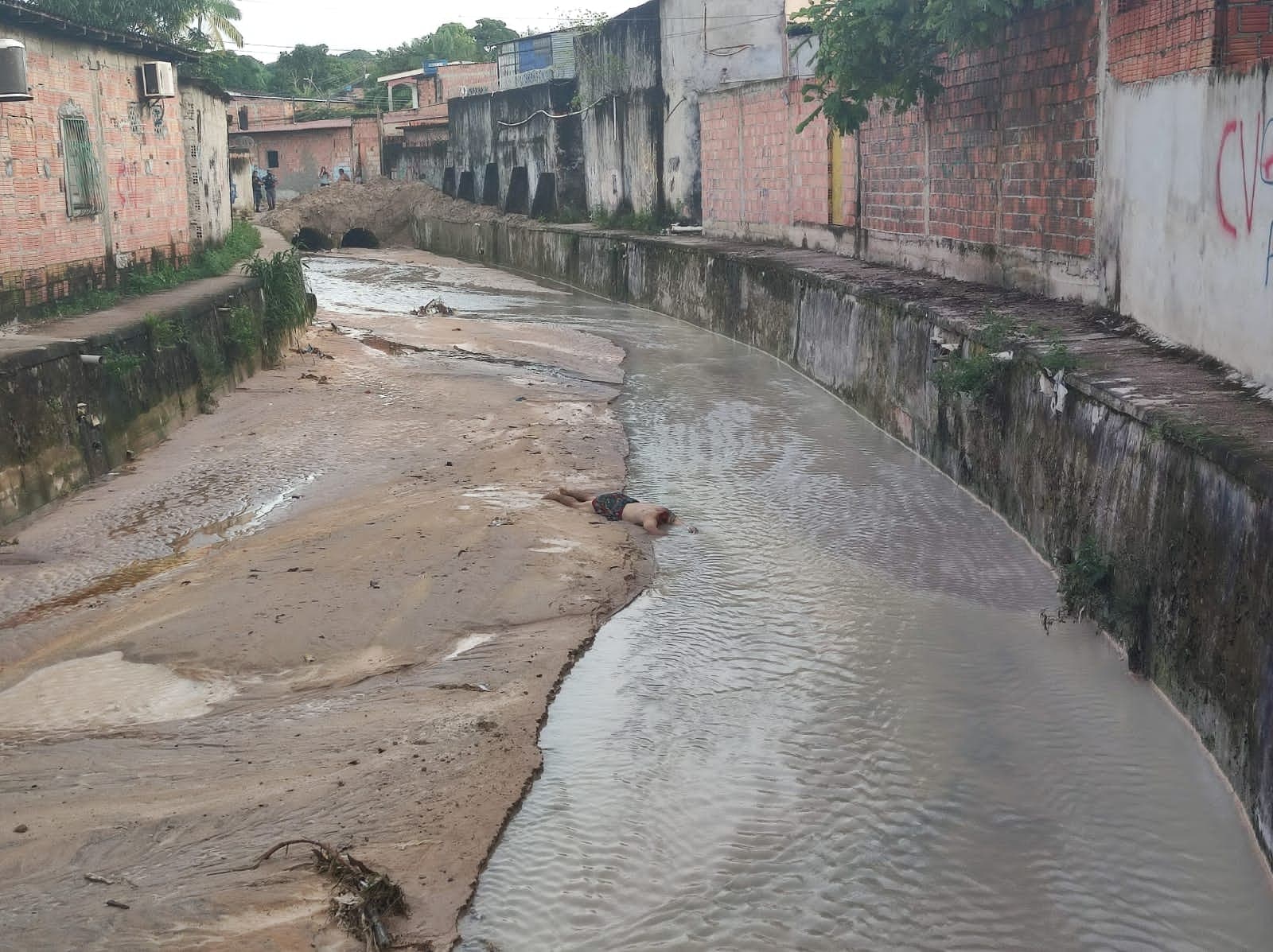 Corpo decapitado é encontrado dentro de igarapé em Manaus