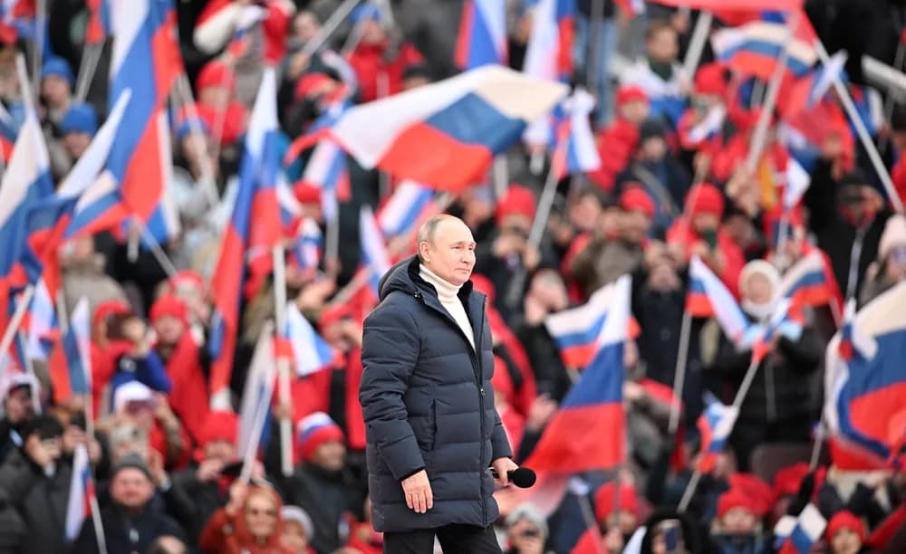 Putin discursa em estádio lotado enquanto guerra entra no 23º dia