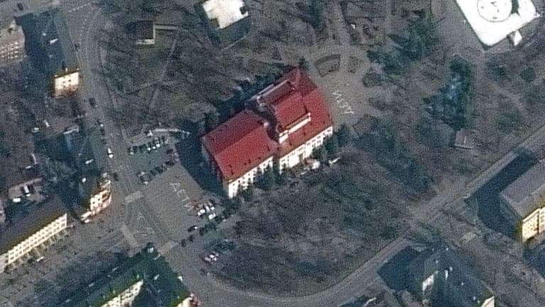 Resgate em teatro bombardeado na Ucrânia continua: fotos mostram alerta para presença de crianças