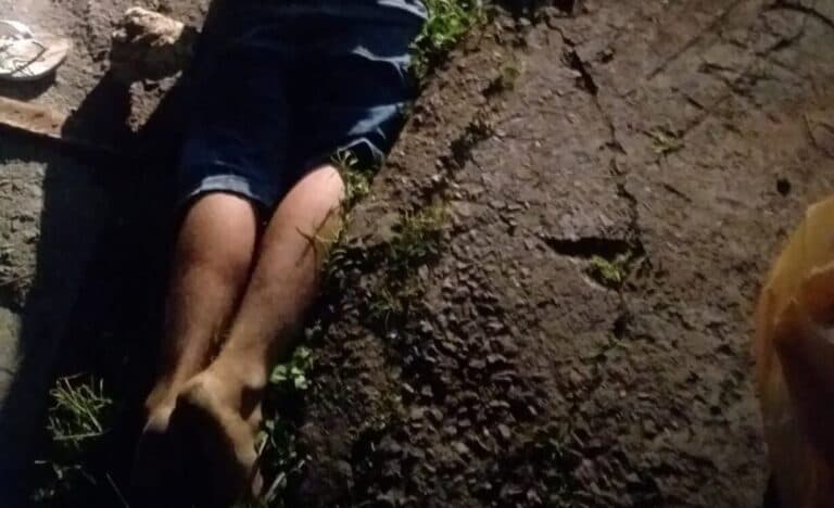 VEJA VÍDEO: Suspeito de assaltar e atirar em adolescente é linchado e morto pela população em Manaus