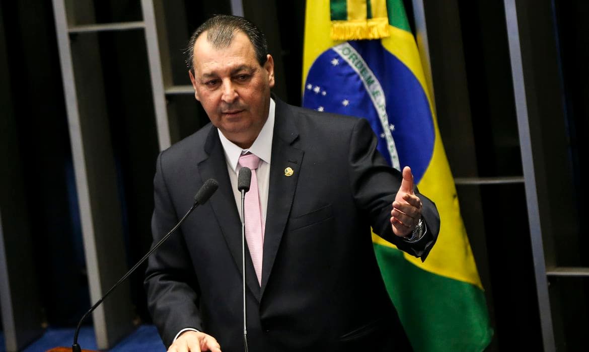 Omar participa de “jantar de frente ampla” com Lula