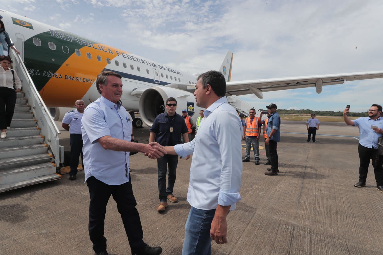 Bolsonaro é recepcionado por Wilson Lima em Manaus