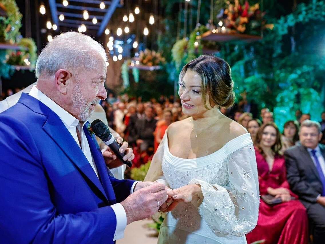 Casamento de Lula tem refrão de apoio ao petista e bate-boca
