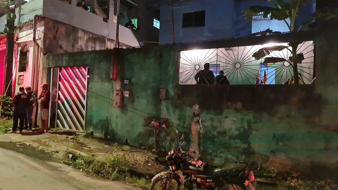 Homem tem casa invadida e é morto na frente da família