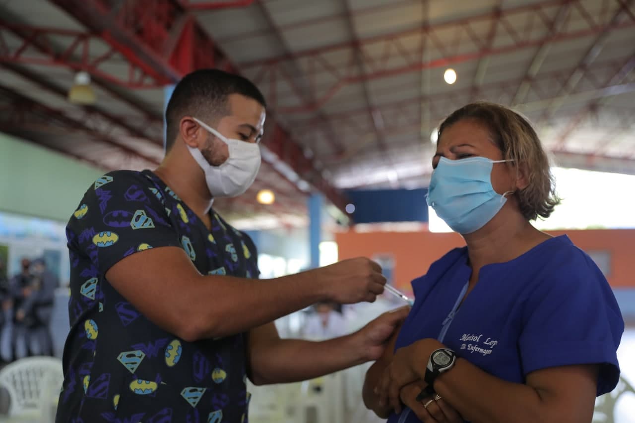 Covid-19: Governo recomenda aplicação de segunda dose de reforço em pessoas a partir de 50 anos e profissionais de saúde