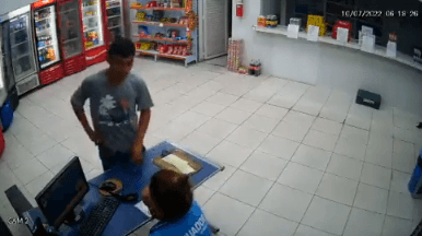 Criminoso rende funcionária em posto de conveniência