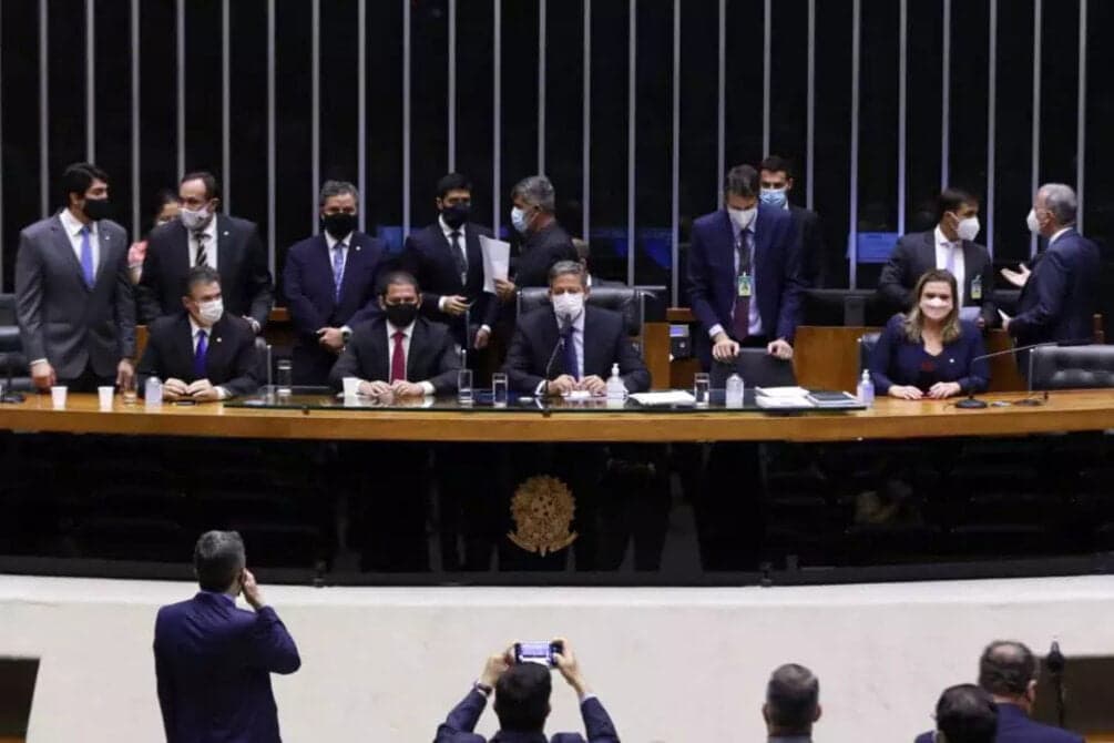“PEC dos Auxílios” pode causar impacto de até R$ 140 bilhões no Orçamento de 2023
