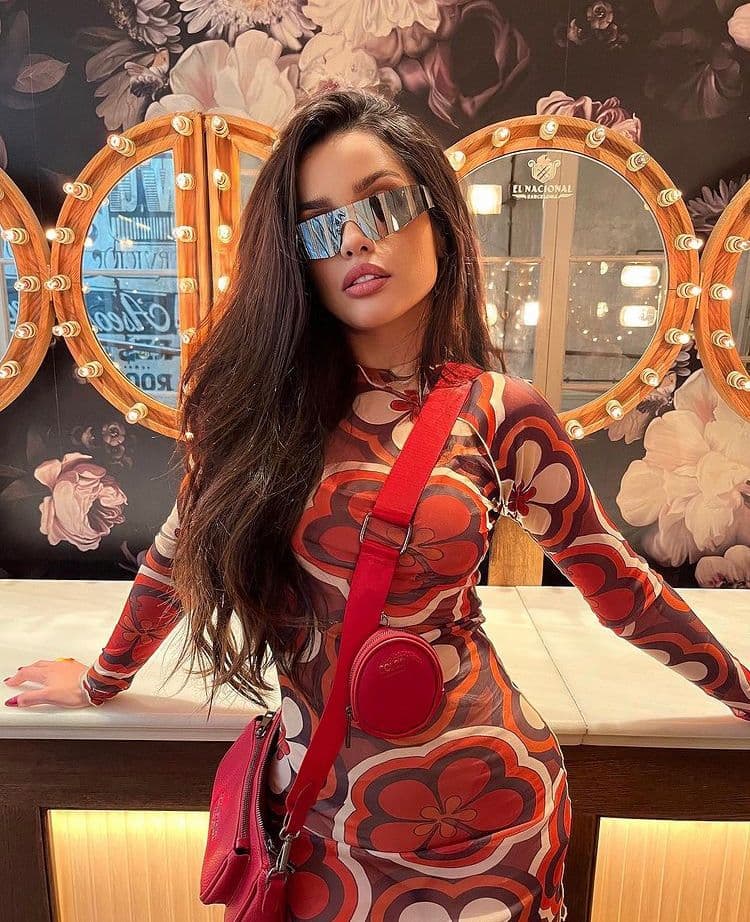 Juliette é barrada em igreja em Barcelona por vestido: “Perrengue de turista”