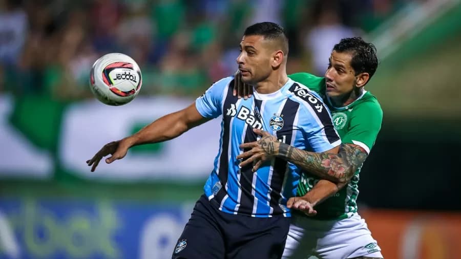 Grêmio empata com Chape em jogo com solada no pescoço