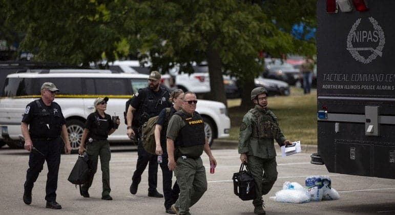 Polícia dos EUA prende suspeito de ataque a tiros em desfile