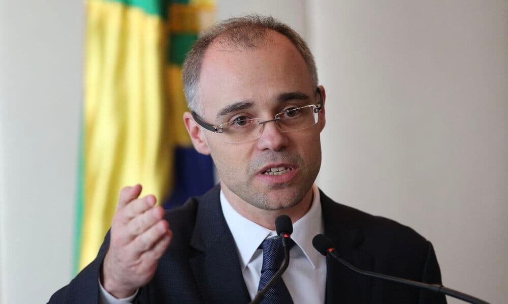 Mendonça trava julgamento de recursos sobre Bolsonaro