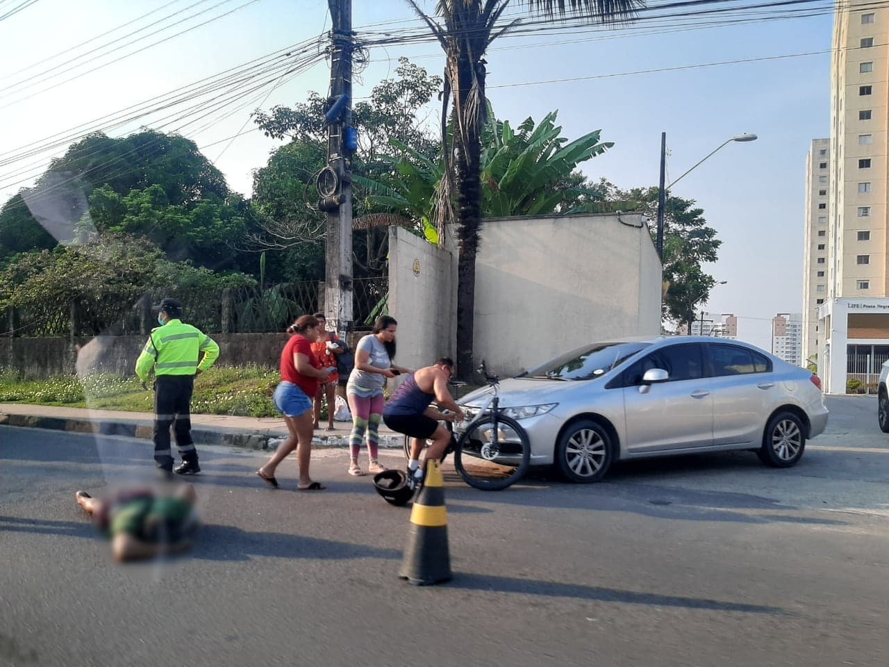Ciclista é atropelado por carro em Avenida da Ponta Negra