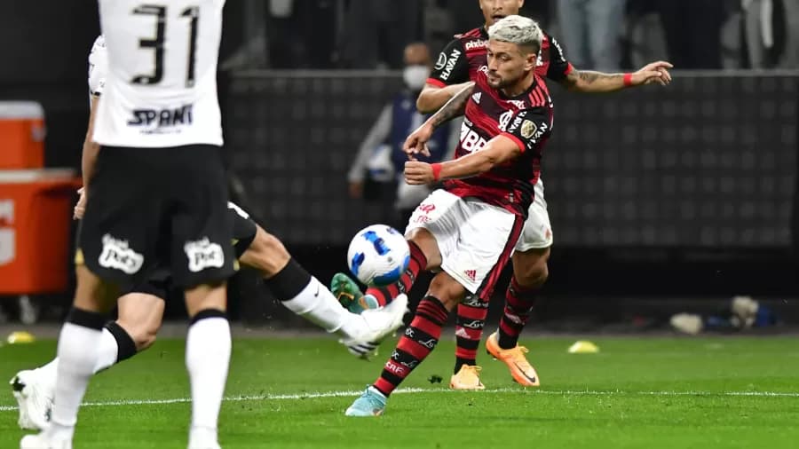 Flamengo vence Corinthians por 2 a 0 e fica perto da vaga para Libertadores