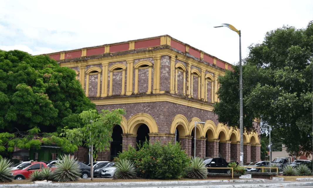 Vazamento em reservatório deixa bairros de Manaus sem água