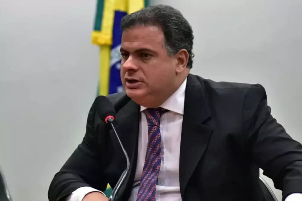 Helicóptero que transportava deputado federal cai na Bahia