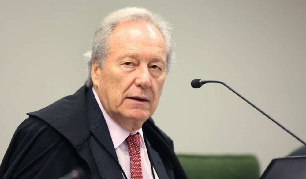 Ministro da Justiça considera propor uso de arma não letal para policiais no país
