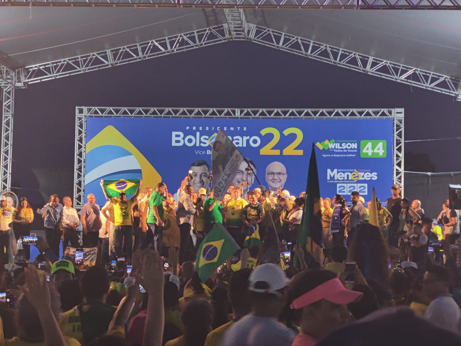 Ao lado de apoiadores, Bolsonaro participa de comício em Manaus