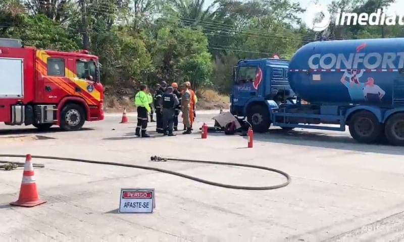 Motoqueiro morre ao colidir com caminhão de gás no Porto da Ceasa