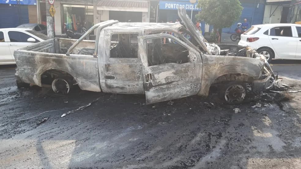 Veículos pegam fogo após carro arrastar moto por 15 metros