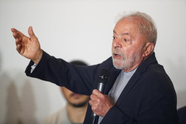 Lula tem alta após internação para curar lesão na garganta