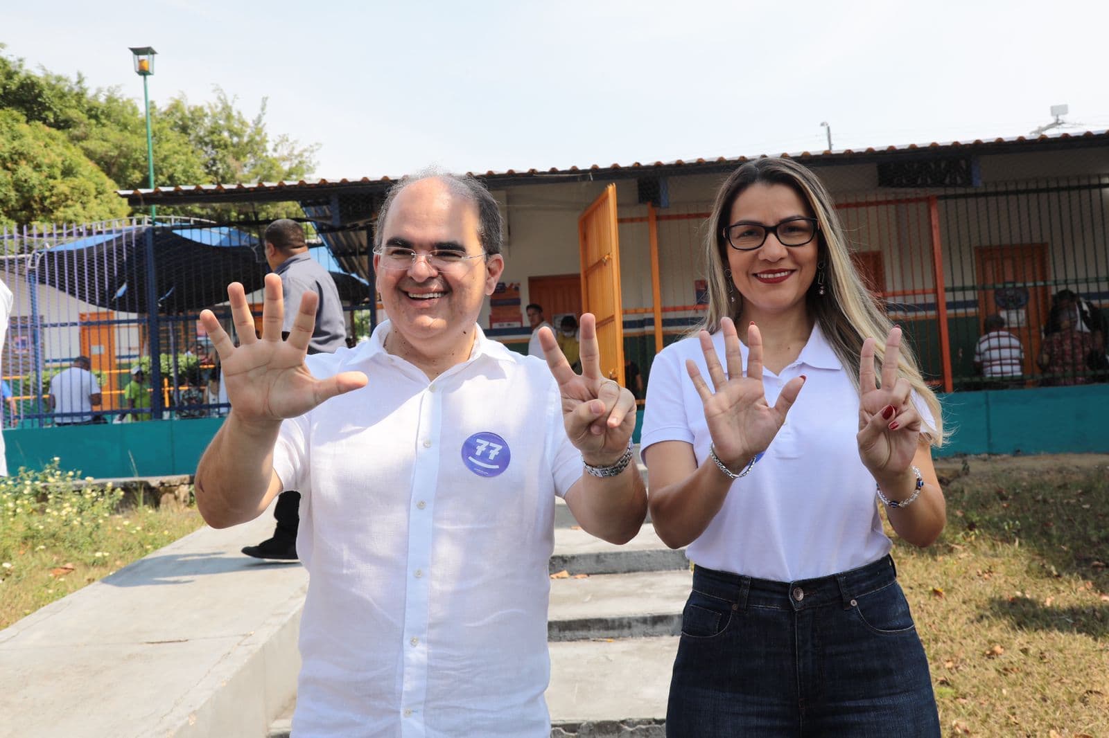 Ricardo Nicolau vota em escola e se diz confiante no segundo turno