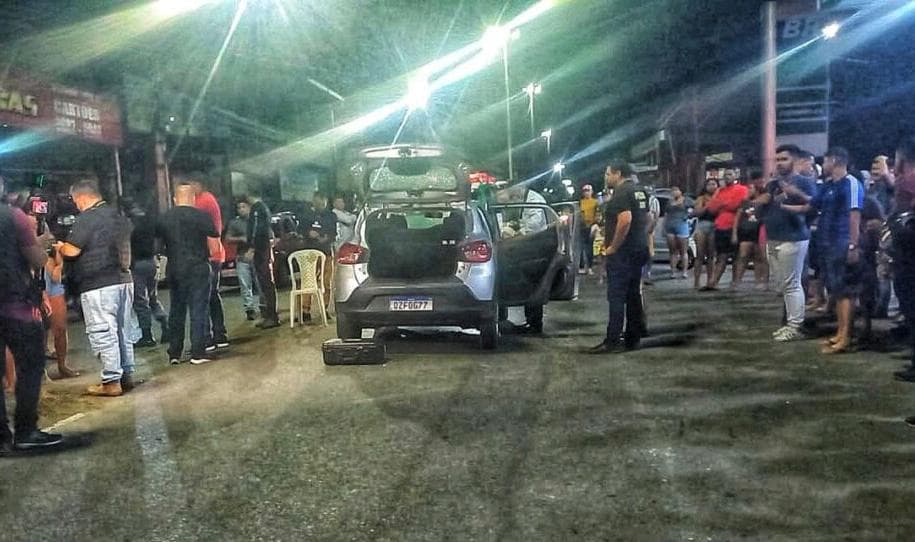 Casal é executado a tiros dentro de carro de aplicativo