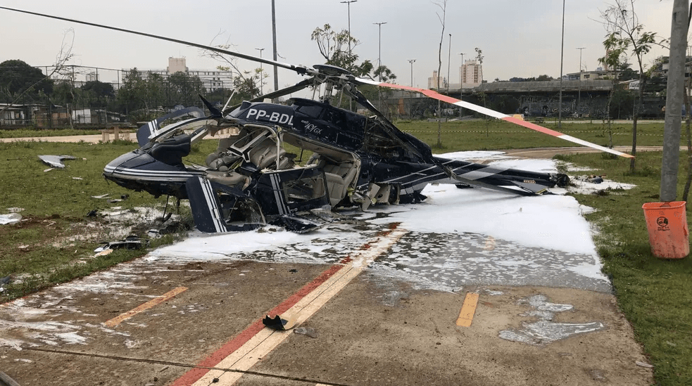 Helicóptero cai e deixa dois feridos em São Paulo