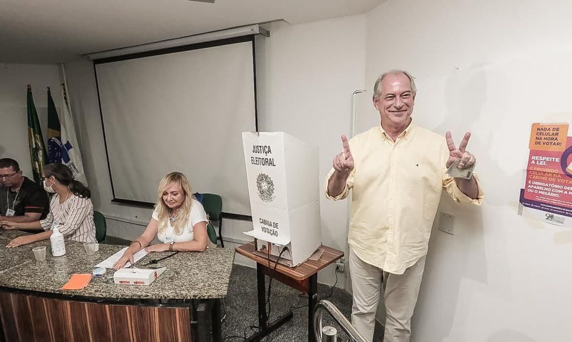 Ciro Gomes vota e diz que “pretende parar” após eleição