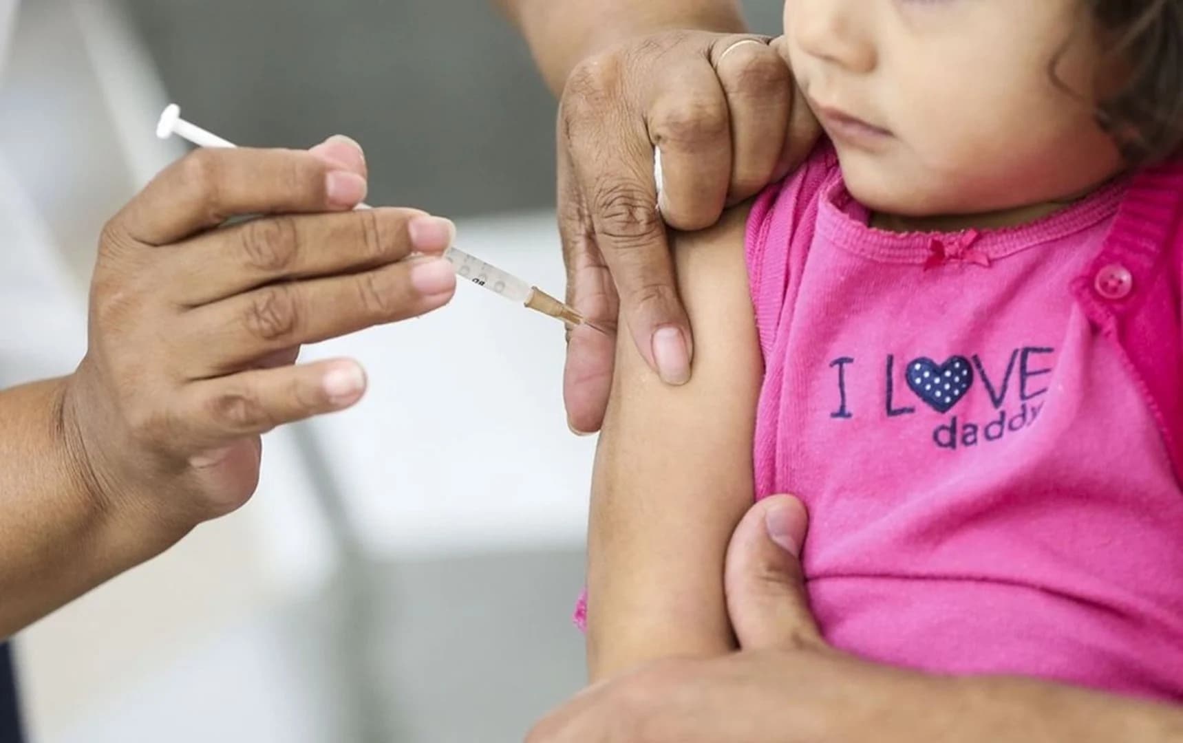 Vacinação contra a covid-19 para menores de 3 anos inicia sexta-feira