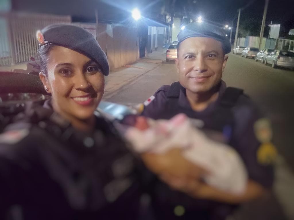 Policiais resgatam bebê recém-nascido abandonado em caixa