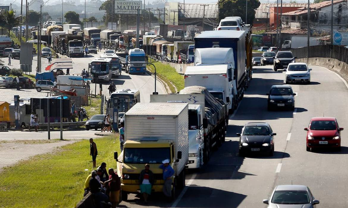 PRF afirma que estradas têm 11 interdições e sete bloqueios