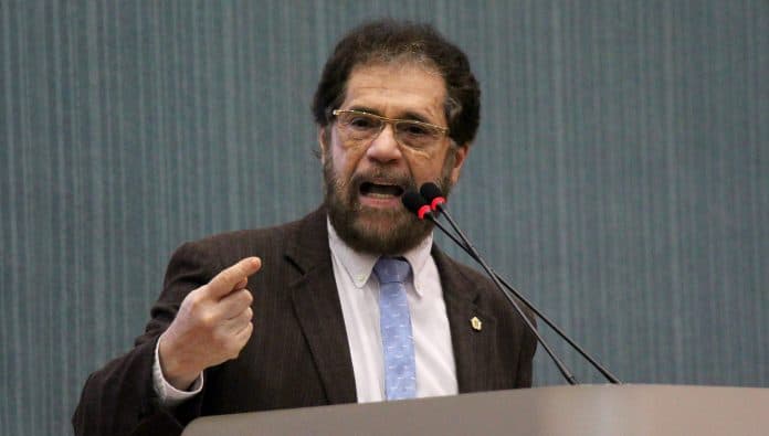 Plínio Valério é premiado em ranking de 5 melhores senadores do país