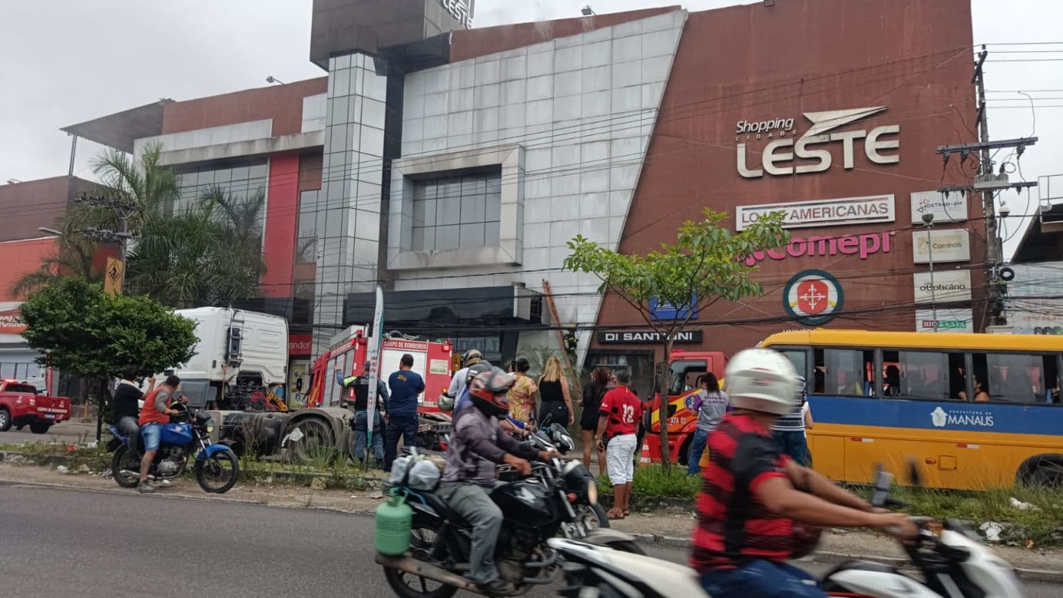 Princípio de incêndio atinge shopping na zona Leste de Manaus