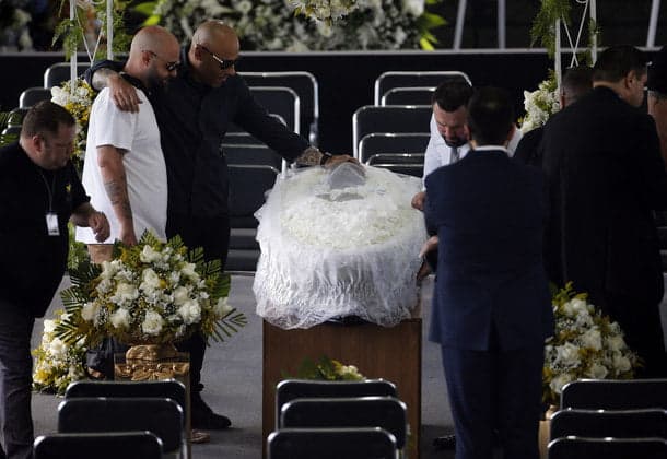 Fãs e torcedores do Santos se concentram para velar Pelé