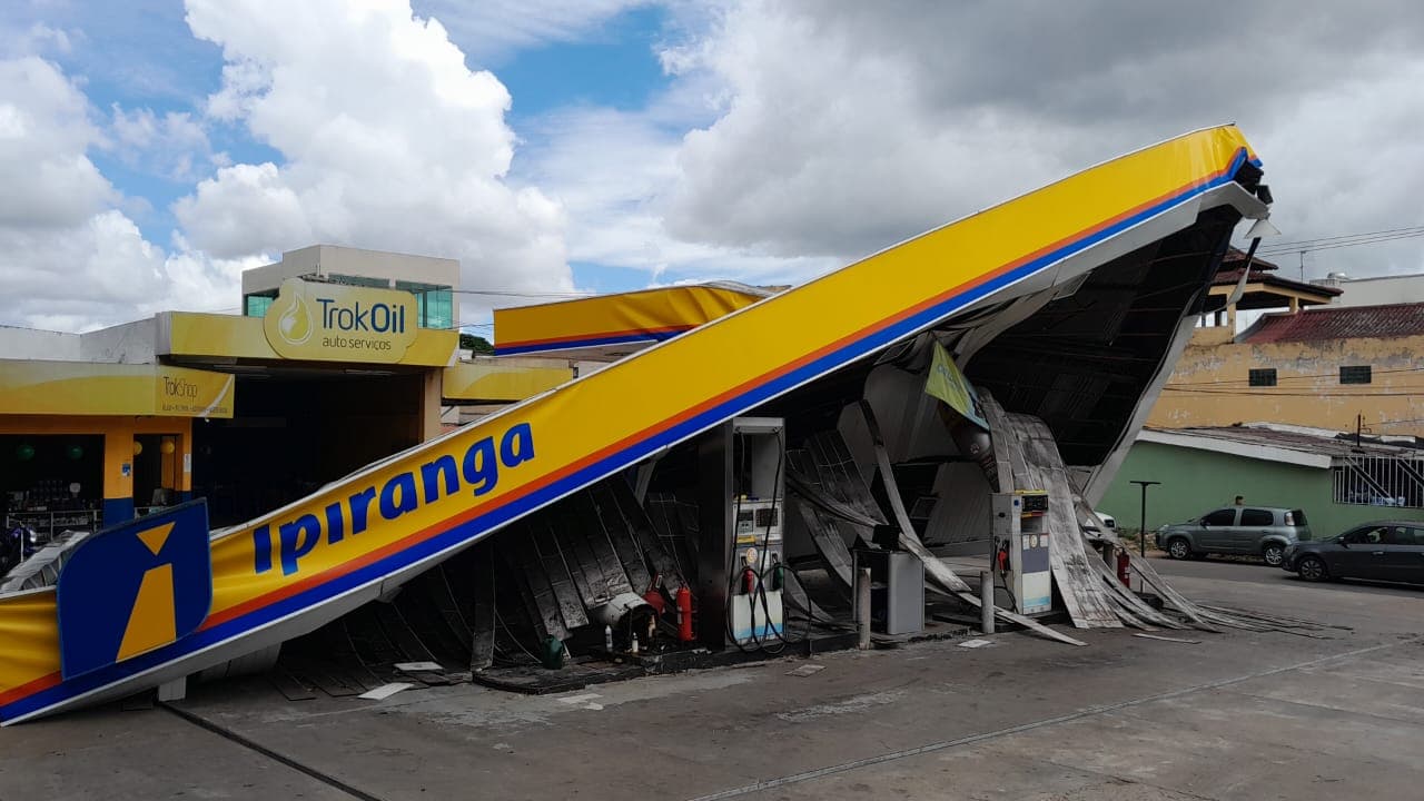 Carreta perde controle e destrói posto de combustíveis em Manaus