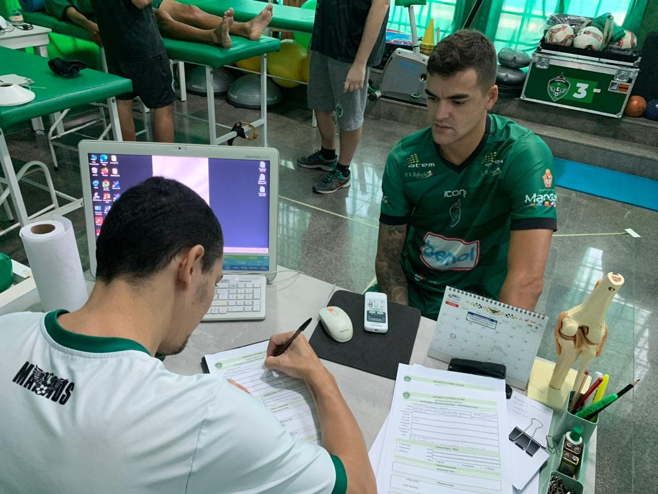 Jogadores do Manaus FC chegam para início da pré-temporada