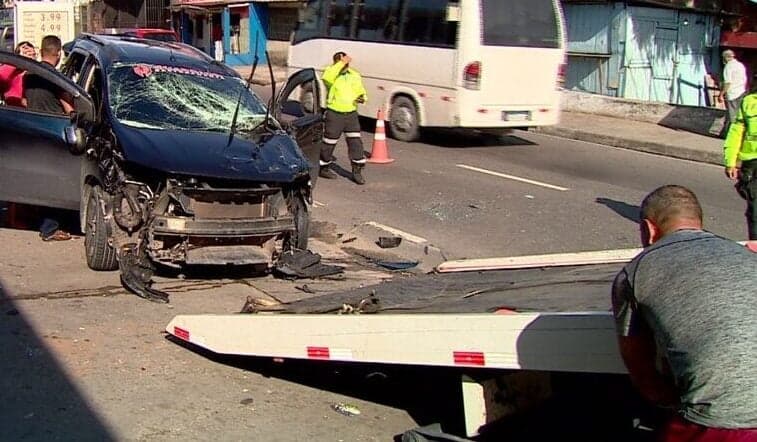 Carro colide com “amarelinho” e capota em Manaus