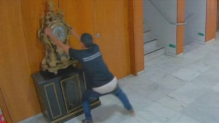 Homem que quebrou relógio no 8/1 é preso, 2 dias depois de ter sido solto