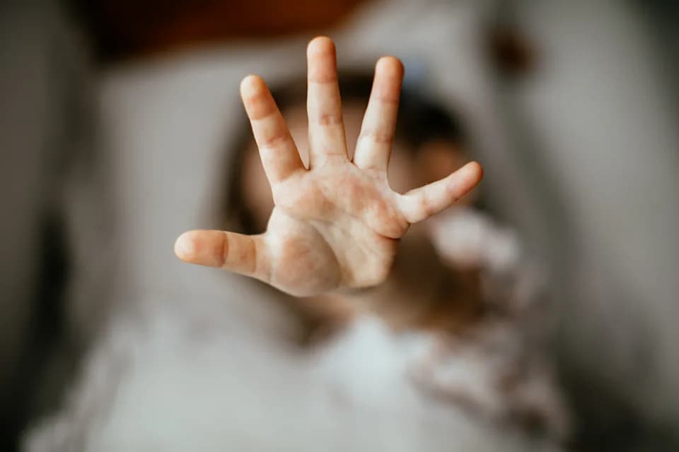 Mulher suspeita de traição e descobre que marido estuprava filhos de 7 anos em Manaus