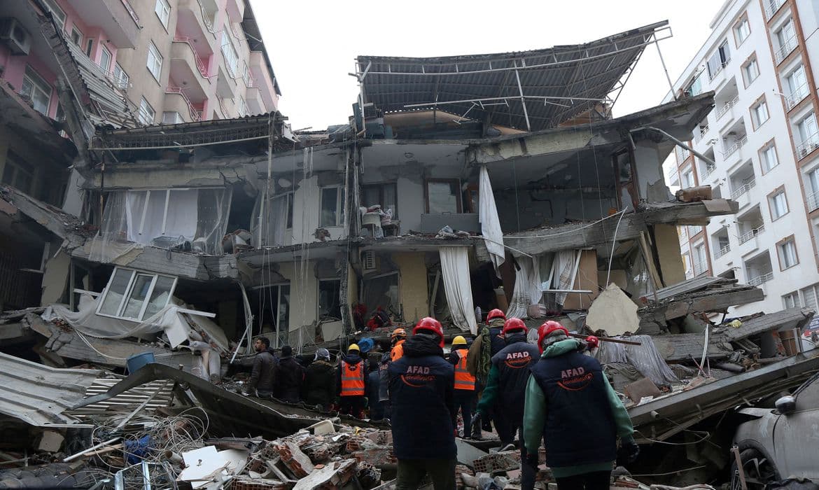 Mortes por terremoto na Turquia e Síria passam de 37 mil